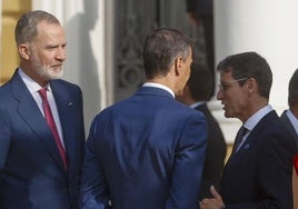 Felipe VI y el presidente del Gobierno, Pedro Sánchez, que conversan con el presidente de La Rioja, Gonzalo Capellán.