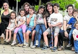 Seis familias monoparentales riojanas, seis madres y sus once hijos, esta semana en el logroñés parque de San Adrián.