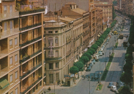 Vista de la calle Colón, en la esquina donde luego se alzó el edificio que acoge a Zara.