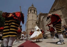 El baile de la moma, en la plaza de la Reina, ante la Catedral.