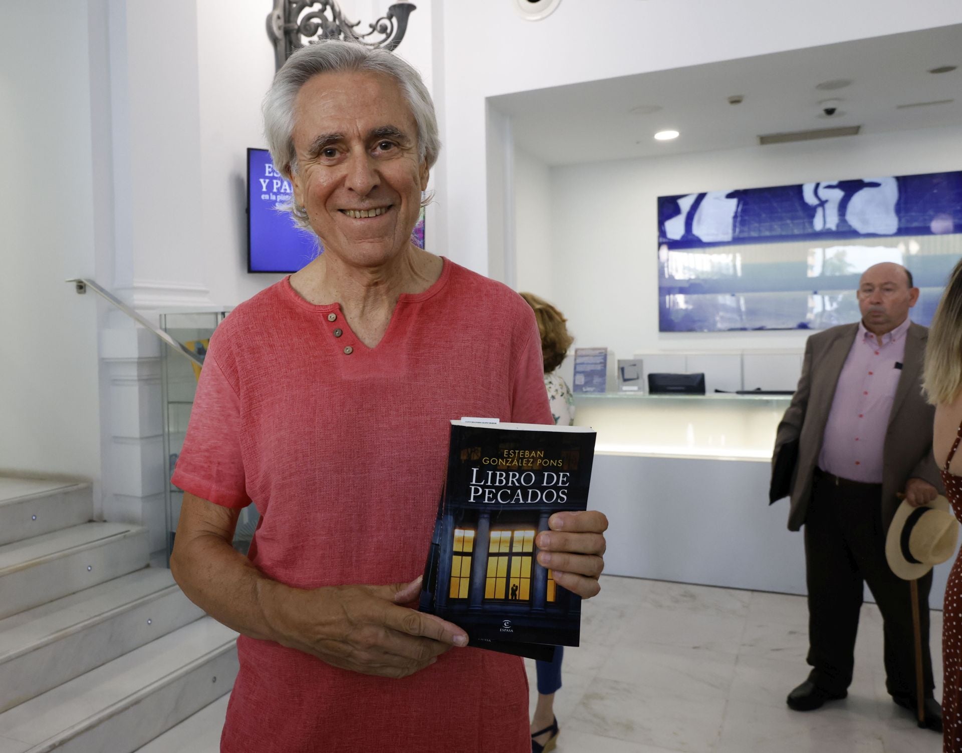 FOTOS | Esteban González Pons presenta su novela en Aula LAS PROVINCIAS
