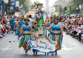 Desfile del ninot de las Hogueras de Alicante.