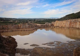 Estado actual de la cantera, repleta de agua.