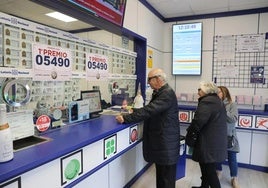 Cola en una administración de Loterías y Apuestas del Estado.