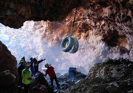 Retirada de basura de la sima Viento Frescoel pasado 11 de marzo.