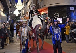 Desfile del emisario de los Reyes Magos, este sábado, en el centro de Murcia.