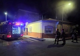 Los bomberos, en la vivienda afectada por el fuego.