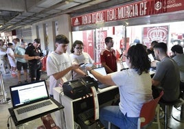 Cola de aficionados para comprar entradas para el partido del sábado, ayer por la tarde en la puerta de la tienda del estadio Enrique Roca.