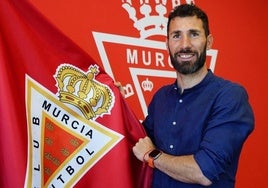 Carlos Cuéllar, en las oficinas del club en el Enrique Roca.