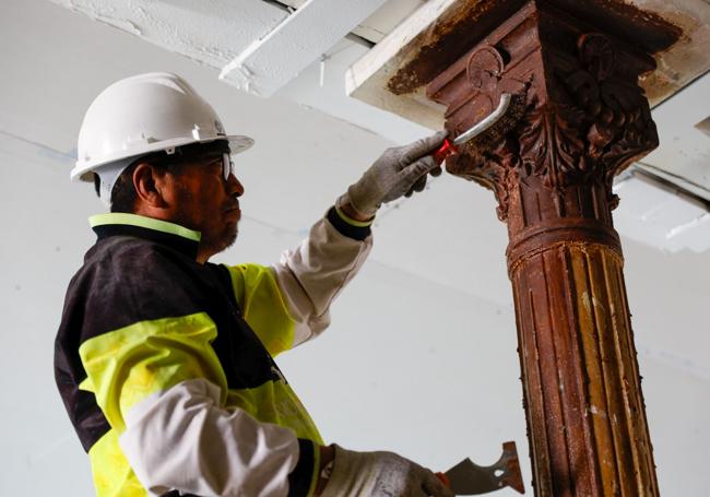 Restauración de una de las columnas de hierro fundido.