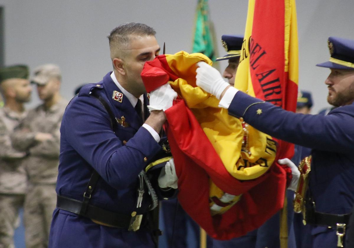 Los alumnos juraron fidelidad a la bandera.