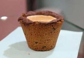 El café viral servido en galleta en Sweet House.