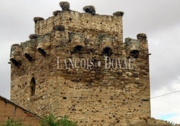 Un castillo medieval del siglo XV en venta en un pueblo de León