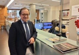 El presidente del colegio provincial y autonómico de abogados posa en la sede de León.