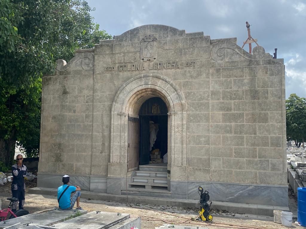 Las imágenes de la obra en el panteón de los leoneses en Cuba