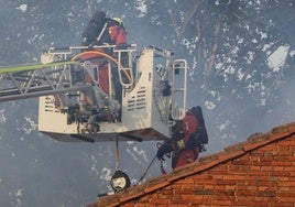 Dotaciones de Bomberos del Ayuntamiento de León trabajando en el incendio.