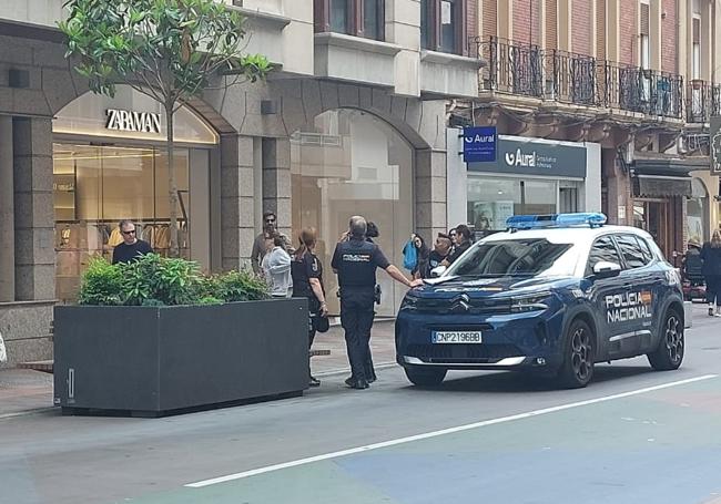 Una patrulla a la puerta del establecimiento.