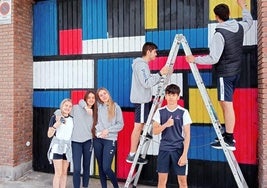Los alumnos de Maristas realizaron su obra en la puerta de un garaje.