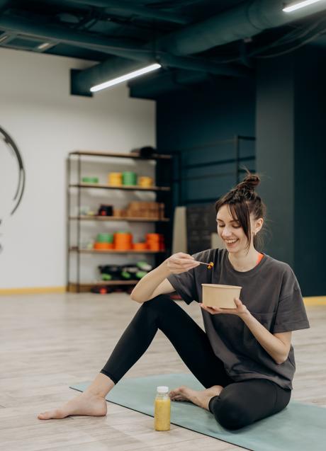 Imagen - Mujer comiendo/PEXELS