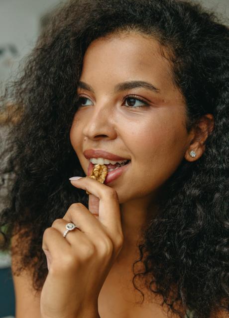 Imagen - Mujer comiendo nueces/PEXELS