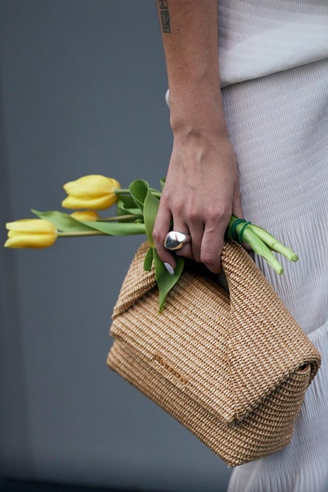 Las francesas adoran este bolso atemporal que combina con cualquier look de verano