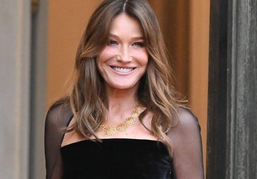 Caarla Bruni con un vestido negro.