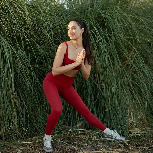 Mujer haciendo ejercicio al aire libre. 