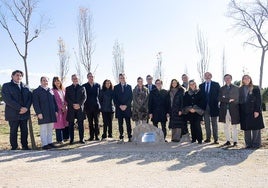 Foto de familia de la plantación de los árboles del Bosque del Propósito.