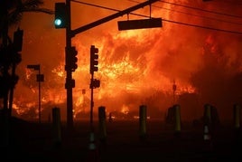 Una calle de Pacific Palisades arde durante el voraz incendio.