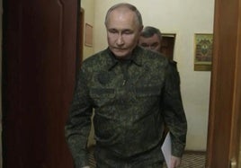 Vladímir Putin durante su visita ayer a la zona de Kursk, invadida por Ucrania.