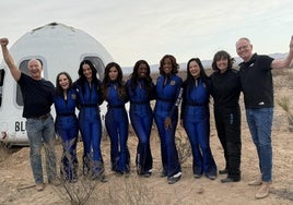 Las seis tripulantes, con Jeff Bezos a la izquierda y Dave Limp, CEO de Blue Origin, a la derecha.
