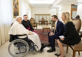 El papa Francisco conversa con el vicepresidente de los Estados Unidos, J. D. Vance.