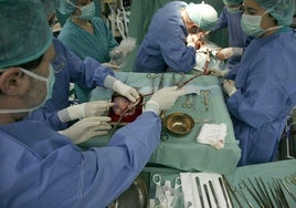 Una operación quirúrgica en el Hospital Clínico de Valladolid.