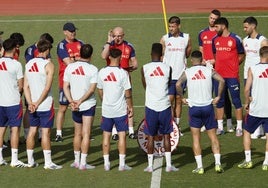 Luis de la Fuente se dirige a los internaciones españoles durante un entrenamiento de la selección española.