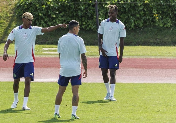 Lamine Yamal y Nico Williams, junto a Pedro Porro durante un entrenamiento de España.