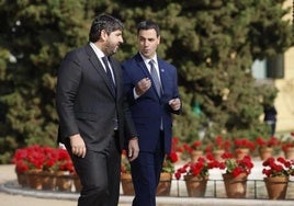 El lehendakari, Imanol Pradales, habla con el presidente de la Región de Murcia, Fernando López Miras, este viernes en Barcelona.