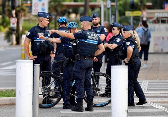Personal de la Policía francesa realiza labores de vigilancia.
