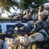 Agentes federales se enfrentan a manifestantes en una calle de Los Ángeles.