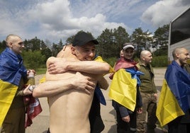 prisioneros de guerra ucranianos celebran su regreso tras un intercambio de prisioneros con Rusia, en una ubicación no revelada.