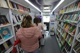 El autobús que transporta el 'mundo' por los pueblos de Salamanca: «Nos mantiene vivos»