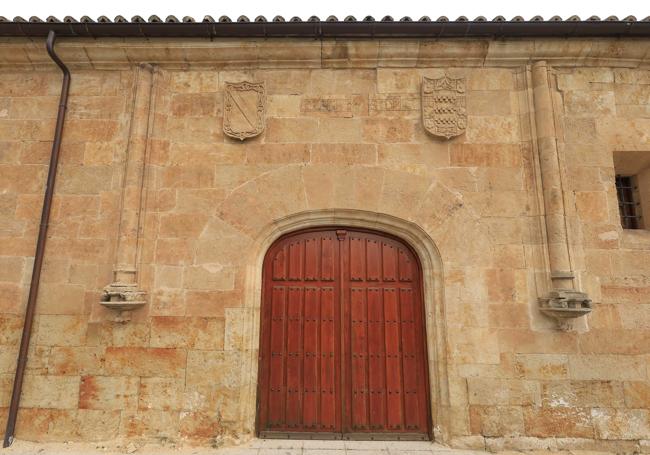 Una de las fachadas del Colegio en la que se aprecian los escudos de los fundadores